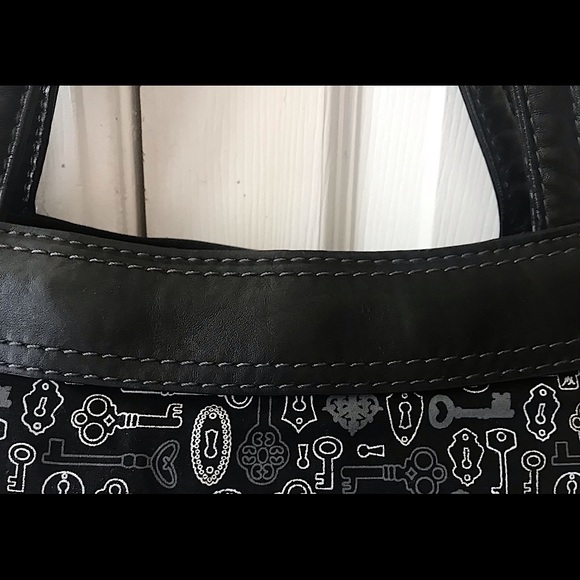 🆕🔥THIRTY ONE SUPER CUTE PURSE/BLACK&WHITE&SILVER W/LOGO IN PINK ON THE FRONT! - Picture 10 of 17